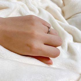 【4℃ BRIDAL(ヨンドシーブライダル)の口コミ】 ストレートでかつ普遍的すぎないデザインを探していました。指輪自体はス…