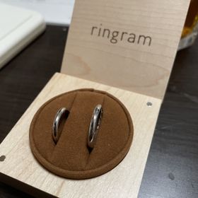 【ringram(リングラム)の口コミ】 二人で唯一の指輪を作れることが決め手となりました。
またデザインもさま…
