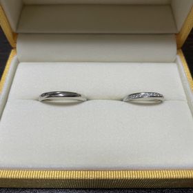 【ケイウノ ブライダル(K.UNO BRIDAL)の口コミ】 形はストレート、ななめのライン状にダイヤが埋め込まれた細めのリングを…