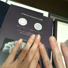 【俄(にわか)の口コミ】 V字のカットが指を綺麗に長く魅せてくれます。また、ダイヤモンドもすごく…