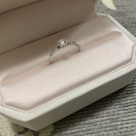 【AHKAH(アーカー)の口コミ】 先に2人で選んで持っている結婚指輪に、重ね付けしやすいデザインのものを…