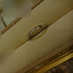 【Mariage ent(マリアージュエント)の口コミ】 メレダイヤの輝き・数がちょうど良い華やかさを持っており、全体的にはモ…