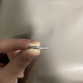 【銀座ダイヤモンドシライシの口コミ】 他の人と被らないリングを探していました。ダイヤがリングの半周ほどしっ…