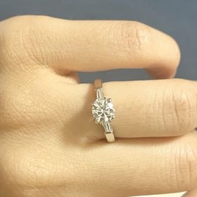 【宝寿堂(ほうじゅどう)の口コミ】 ダイヤのサイドにテーパードカットのダイヤが付いたデザインを探していま…