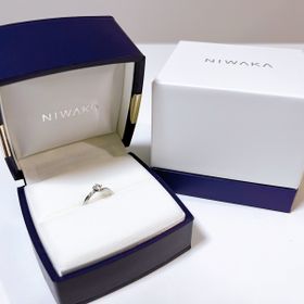 【俄(にわか)の口コミ】 デザインがとても気に入りました。
中央のダイヤモンドだけでなく、サイド…