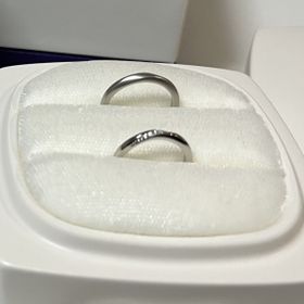 【俄(にわか)の口コミ】 指なじみの良いウェーブ感と、きらりと輝くダイヤモンドに惹かれました。
…