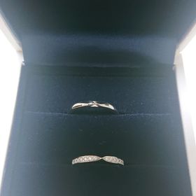 【HOSHI no SUNA 星の砂(ほしのすな)の口コミ】 まず着けた時、指輪半分に石が埋まっていて綺麗に輝いたところが決め手に…