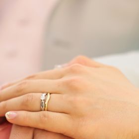 【ティファニー(Tiffany & Co.)の口コミ】 同ブランドの婚約指輪と重ねつけをするのを前提に選びました。ストレート…