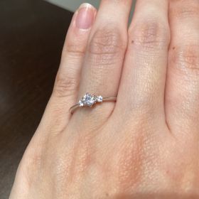 【TRECENTI(トレセンテ)の口コミ】 指輪のデザインと試着してみてのフィット感で選びました。
デザインは派手…