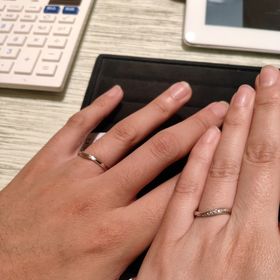 【TRECENTI(トレセンテ)の口コミ】 綺麗なウェーブでダイヤモンドもほどよく入っていて、結婚指輪らしいプラ…