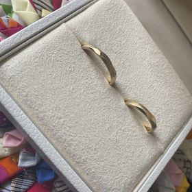 【NEUSPUR(ノイシュプール)の口コミ】 お互いの肌の色に合う色
指輪の細さ
槌目のデザイン
槌目のデザインの中の…