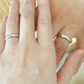 【出雲結(いずもゆい)の口コミ】 小さなダイアモンドがちょっとねじれて埋め込まれている、洗練されたデザ…