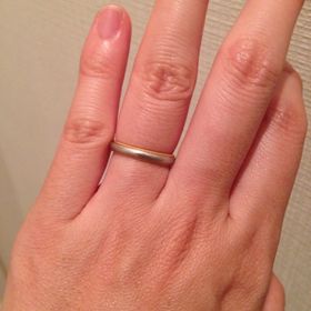 【バーニーズニューヨーク(BARNEYS NEW YORK)の口コミ】 シンプルで他の指輪と合わせやすく、洋服も選ばないです。またプラチナと…