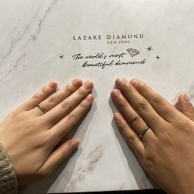 【ラザール ダイヤモンド(LAZARE DIAMOND)の口コミ】 まず写真でみて一目惚れしました。
細すぎず太すぎない、またダイヤの大き…