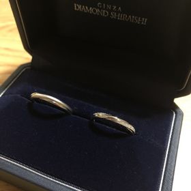 【銀座ダイヤモンドシライシの口コミ】 妻はウェーブの指輪を当初希望していましたが、色々見せてもらった中で婚…