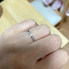 【アイプリモ(I-PRIMO)の口コミ】 結婚指輪は、派手すぎず、控えめにダイヤがあり、どこにでも付けられるこ…