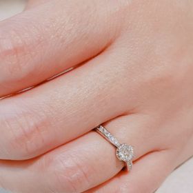 【Ponte Vecchio(ポンテヴェキオ)の口コミ】 手が小さいので、リングの幅が華奢なものを探していました。
サイドにもダ…