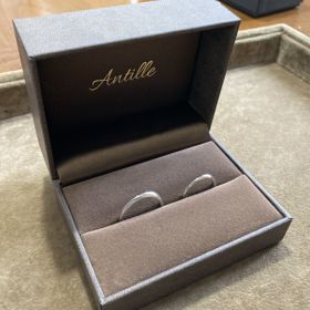 【Antille(アンティール)の口コミ】 宝石なしでねじれた感じのシンプルなデザインで、細めのリングが、婚約指…