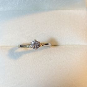 【RosettE(ロゼット)の口コミ】 指輪のデザインに一目惚れしました。
あとは、指に付けている感じがしっく…
