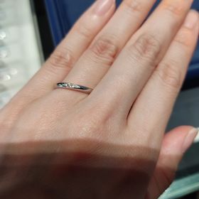 【銀座ダイヤモンドシライシの口コミ】 【指輪のデザイン】
2.2ミリと幅が小さめで細身のため、指がすらっと長く…