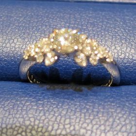 【銀座ダイヤモンドシライシの口コミ】 ダイヤの周りの装飾が豪華な中にも丁寧さがあり、他の一般的な指輪と、ひ…