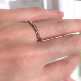 【festaria bijou SOPHIA(フェスタリア ビジュソフィア)の口コミ】 ひねりの入った個性的なデザインに一目惚れして購入しました。ダイヤが入…