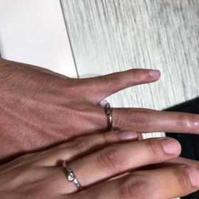 【TRECENTI(トレセンテ)の口コミ】 ダイヤモンドが埋め込まれているプラチナの結婚指輪で。2人が手を取り合っ…