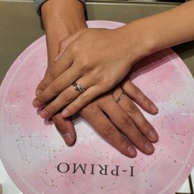 【アイプリモ(I-PRIMO)の口コミ】 婚約指輪を実際に着用した時に手に馴染んだことが1番の決め手です。結婚指…