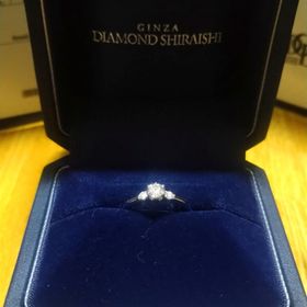 【銀座ダイヤモンドシライシの口コミ】 ダイヤモンドが大きすぎず、リングも好みの細めだったため。また、やや小…