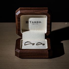 【TANZO.(鍛造指輪)の口コミ】 お互い手に似合い、かつペア感のある指輪を探していました。既成のものだ…