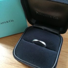 【ティファニー(Tiffany & Co.)の口コミ】 ティファニーの婚約指輪を購入済みでしたので、重ねてつけて綺麗なように…