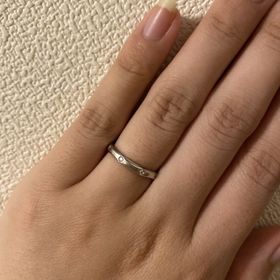 【STAR JEWELRY(スタージュエリー)の口コミ】 婚約指輪と相性が良く、ほぼ即決でこれに決めました。ダイヤモンドが埋め…