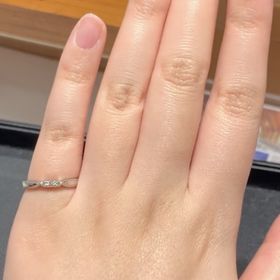 【エクセルコダイヤモンド(EXELCO DIAMOND)の口コミ】 ダイヤモンドが3連になっていて、キュッと絞ってる箇所とのメリハリが綺麗…