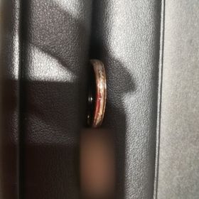 【SIENAROSE(シエナロゼ)の口コミ】 シンプルなデザインですが、リング表面の質感が独特で暖かみのある雰囲気…