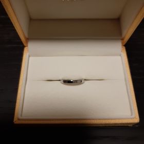 【ケイウノ ブライダル(K.UNO BRIDAL)の口コミ】 新婦の指輪が、ピンクゴールドで上下にライン、そして中央にダイヤが一列…