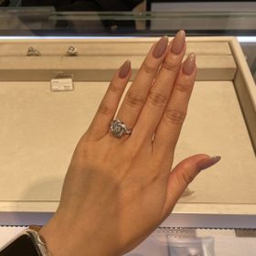 【ブシュロン(BOUCHERON)の口コミ】 大ぶりのデザイン、
芍薬をイメージしているというデザインがとても素敵で…