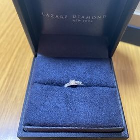 【ラザール ダイヤモンド(LAZARE DIAMOND)の口コミ】 指輪のデザインが可愛くて決めました。妻も喜んでくれており大変満足です…