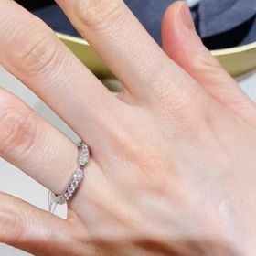 【ショーメ(CHAUMET)の口コミ】 クロスタイプとブイの字の形の指輪を試着しました。ダイヤが敷き詰められ…