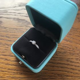 【ティファニー(Tiffany & Co.)の口コミ】 旦那がプロポーズのために選んでくれたものです。
華奢なデザインが似合い…