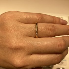 【銀座ダイヤモンドシライシの口コミ】 最初はダイヤなしの指輪を探していましたがダイヤが入った指輪をつけた所…