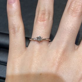 【ラザール ダイヤモンド(LAZARE DIAMOND)の口コミ】 ダイヤ自体がすごく綺麗でした。アシンメトリーなデザインが個性的であり…