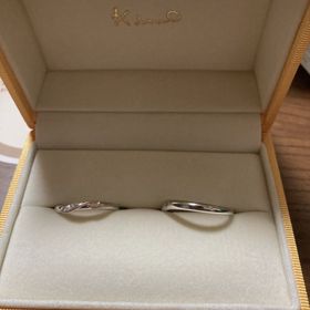 【ケイウノ ブライダル(K.UNO BRIDAL)の口コミ】 婚約指輪と同じブランドで結婚指輪も揃えたいと考えていました。デザイン…