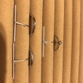 【TRECENTI(トレセンテ)の口コミ】 初めはフローラの婚約指輪が可愛いと思って来店しました。
指輪をはめてみ…
