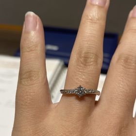 【銀座ダイヤモンドシライシの口コミ】 両サイドのメレダイヤが程よく婚約指輪感を抑えてくれるので、普段使いし…