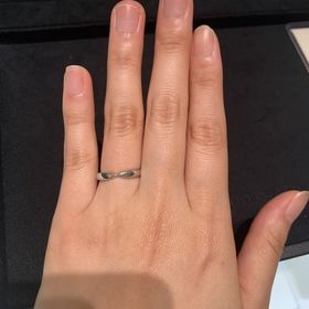 【ティファニー(Tiffany & Co.)の口コミ】 真ん中がきゅっとしたデザインなので、プラチナのみのシンプルな素材なが…