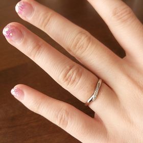 【アイプリモ(I-PRIMO)の口コミ】 同じブランドの婚約指輪と重ね付けできるものを選びました。シンプルなだ…