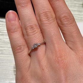 【TRECENTI(トレセンテ)の口コミ】 両脇に小さいダイヤがあり、中心のダイヤを引き立たせてくれるような可愛…