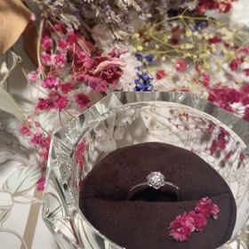 【JEWELRY  KAMATA(ジュエリーかまた)の口コミ】 この花型のリングに一目惚れでした。シンプルに一石ではあるものの、花の…