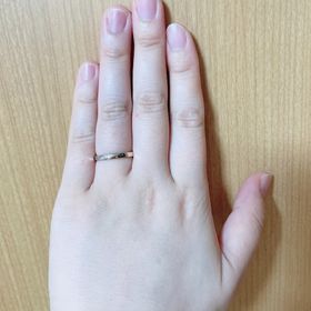 【nocur(ノクル)の口コミ】 指輪のデザインはシンプルで、何もデザインポイントがない物よりはワンポ…