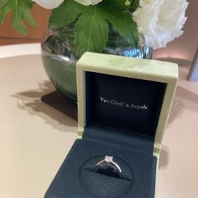 【ヴァン クリーフ＆アーペル(Van Cleef & Arpels)の口コミ】 結婚指輪が太めのハーフエタニティダイヤ有だったため、その指輪と重ねづ…